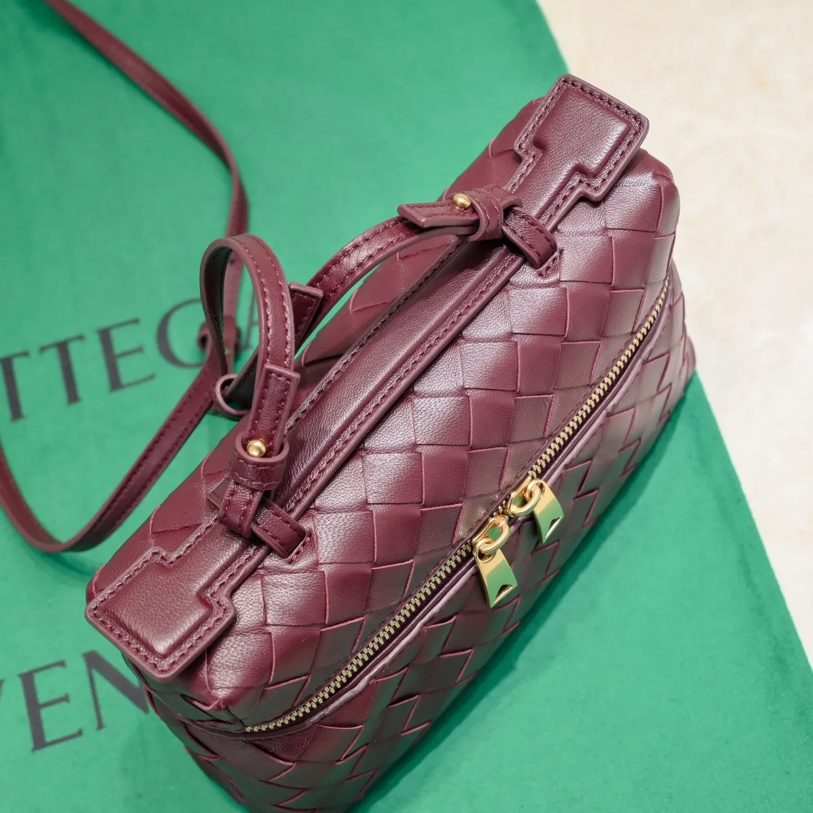 Batch 1360 Bottega Veneta 24 spring and summer woven zipper crossbody bag. A crossbody bag that can be used as a cosmetic bag. The exquisite weaving and compact body are an indispensable accessory for the upcoming summer. The double zipper also better protects the bag. It has a large capacity. If you like it, don’t miss it. Style number: 9109 Size: 22*12.5*5cm